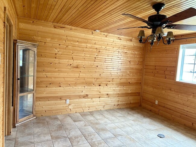 Building Photo - 5 Bedroom 2 Bath South Fargo