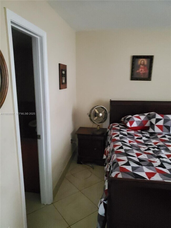 Building Photo - 10000 NW 80th Ct