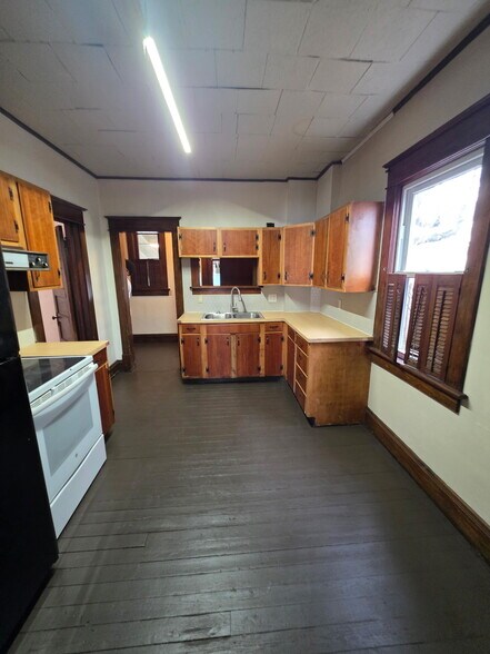 Building Photo - 364 S 10th St