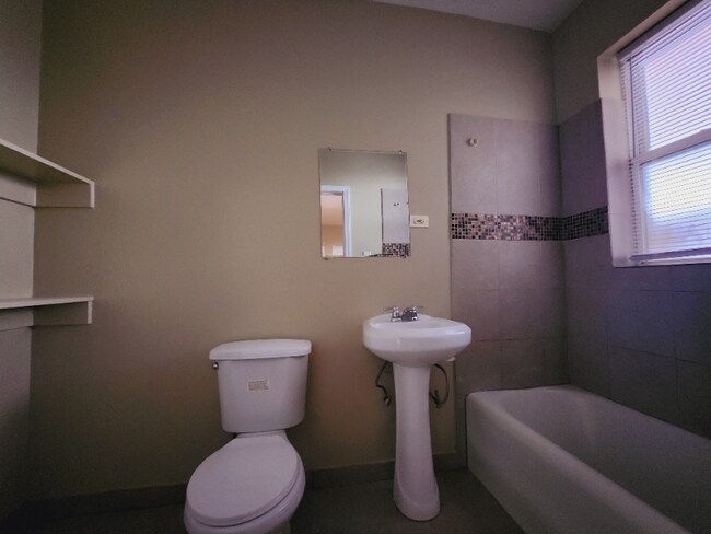 Building Photo - 1548 N Parkside Ave