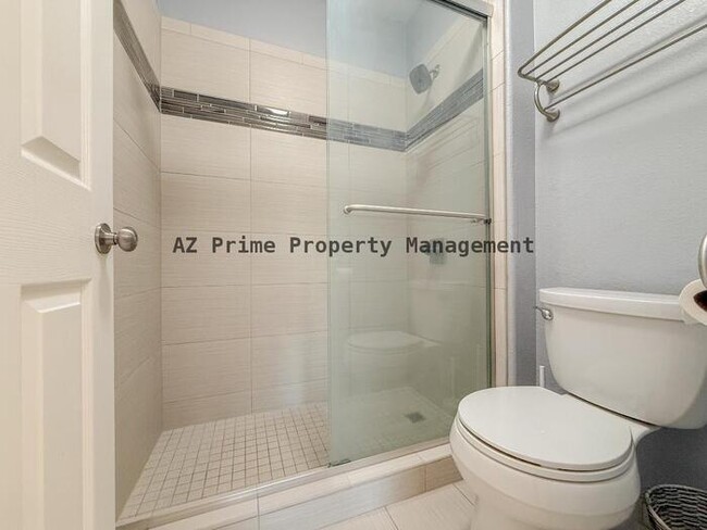 Building Photo - 750 E Northern Ave