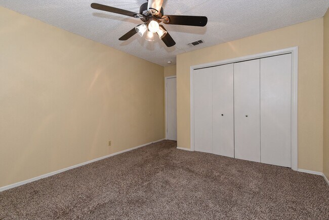 Building Photo - 3910 Peperport Dr