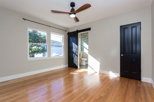 Building Photo - Charming Home in Kensington