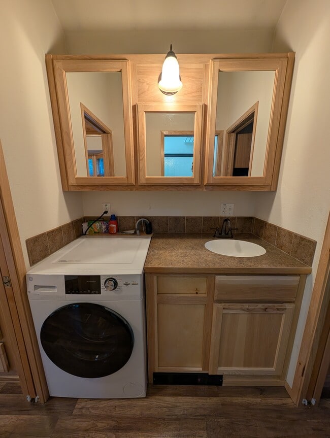 Building Photo - Private 1 bed/1 bath Cabin in gated resort with view of Rainier