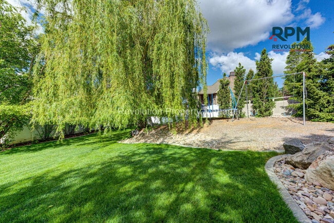 Building Photo - "Spacious Elegance: Stunning 6-Bedroom Ret...