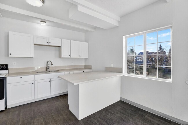 Building Photo - 1106-1112 NE 81st