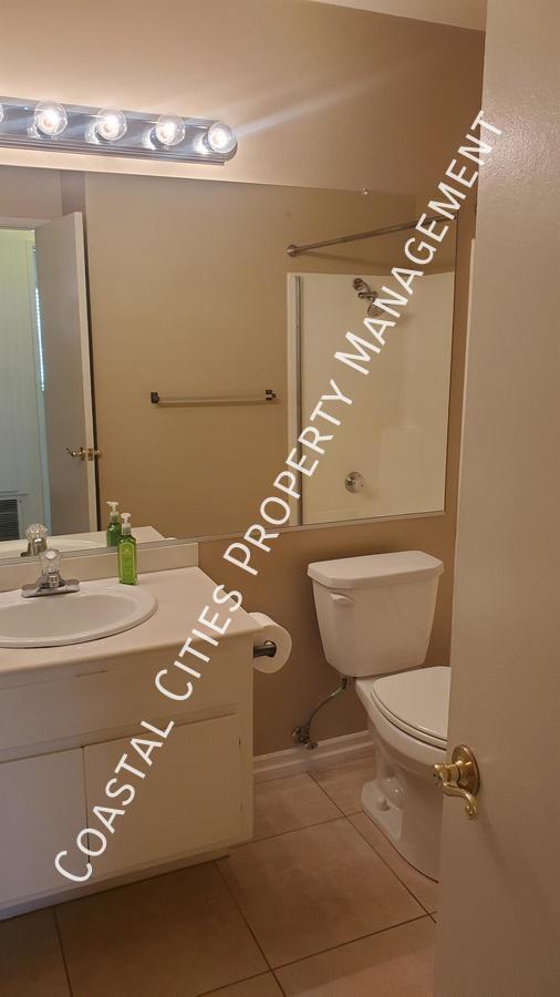 Building Photo - 1696 Carmel Cir E