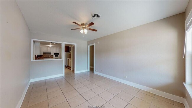 Building Photo - HUGE 4/4 in Eastgate!!