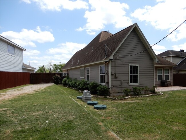 Building Photo - 13531 Russ Dr