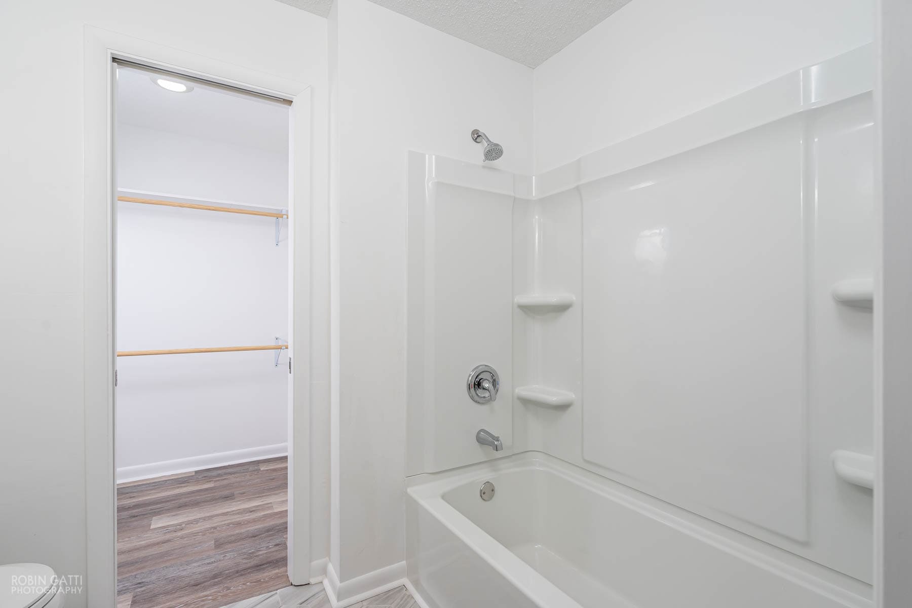 Master bathroom tub/shower combo - 502 Cherokee Court