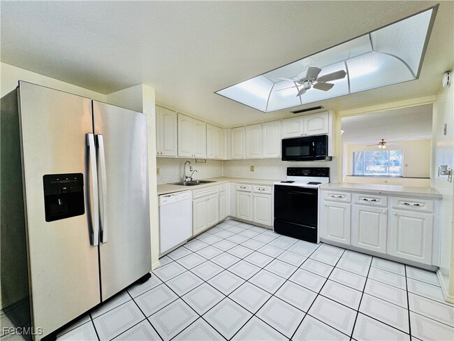 Building Photo - 2264 Winkler Ave