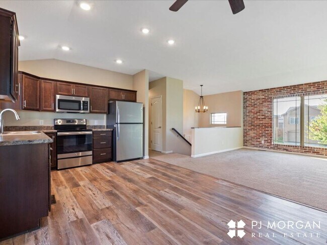 Building Photo - 3 Bedroom , 2 Bathroom House - Available I...