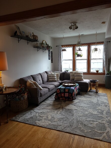 Building Photo - 2024 W Chicago Ave