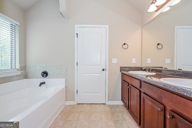 Building Photo - 9105 Overlook Dr