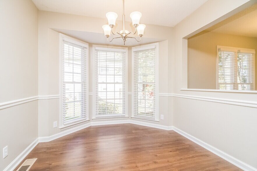 Building Photo - 606 Knollwood Dr