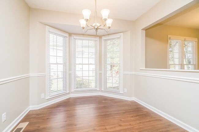 Building Photo - 606 Knollwood Dr