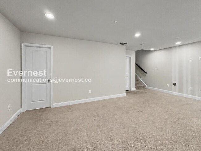 Building Photo - 2515 Hyacinth Ln