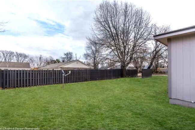 Building Photo - 106 NW Park St