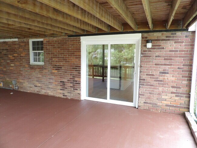 Building Photo - 102 Cedar Dr