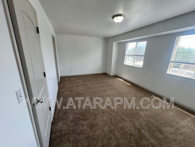 Building Photo - 574 Northlake Dr