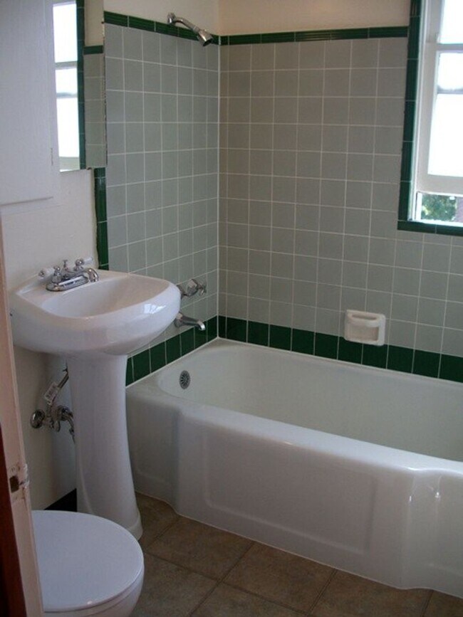 Building Photo - One-bedroom apartment in North Berkeley be...