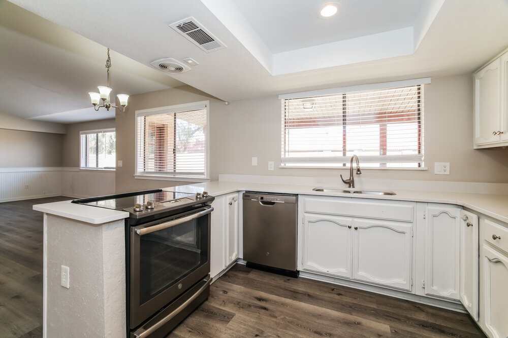 Building Photo - 440 E San Pedro Ave