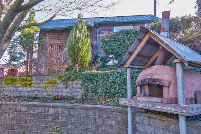 Building Photo - Gorgeous Vintage Home in Downtown Langley with Detached Guest Studio!!