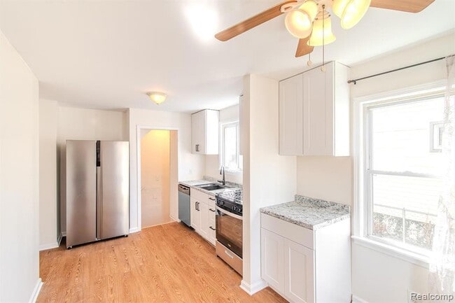 Building Photo - 1216 E George Ave