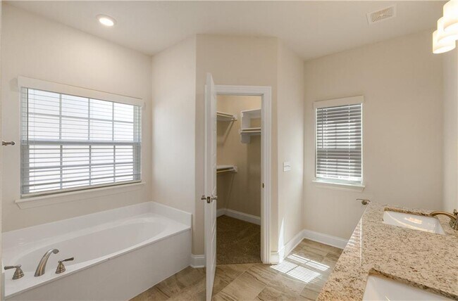 Building Photo - 411 Linda Ln