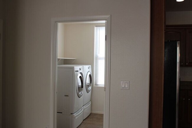 Building Photo - Beautiful 4 Bedroom in Lyons Gate!