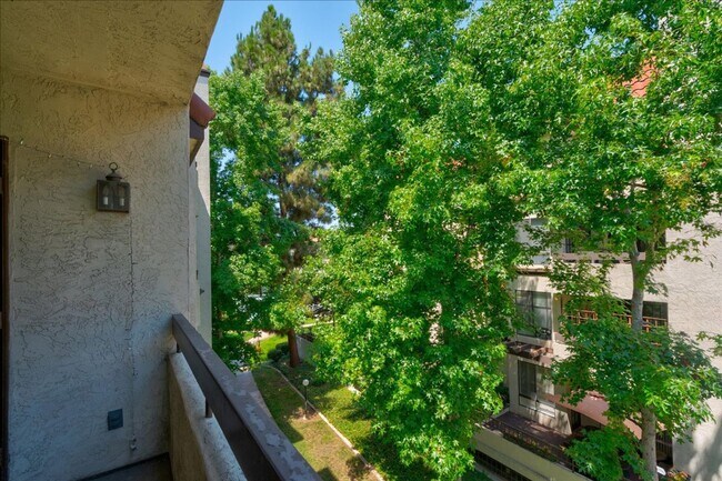 Building Photo - Resort Like Living 2 Master Suites Condo F...