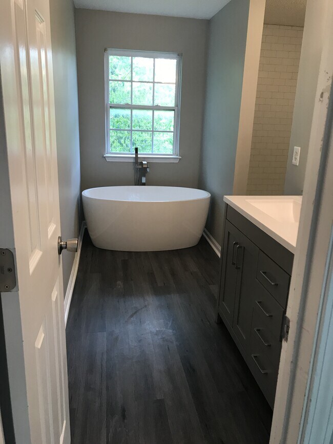 Building Photo - 1085 Garibaldi St SW