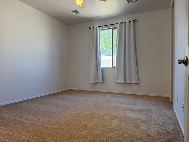 Building Photo - Laveen, Gated Community, 3 bed, 2 bath Gre...