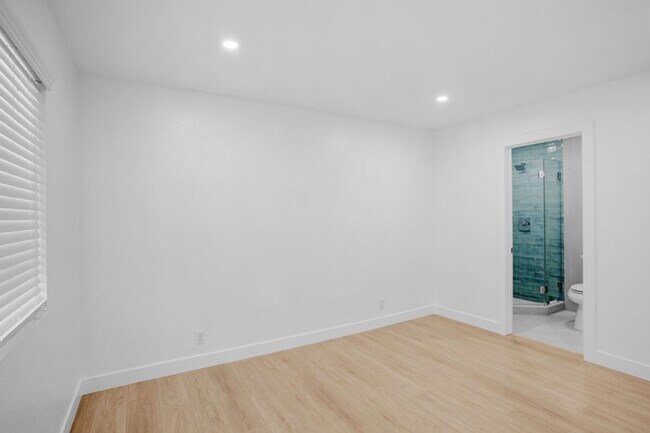 Building Photo - 126-126 S Marengo Ave
