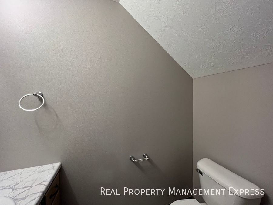 Building Photo - Modern 3 Bed 2 Bath Townhome in West Sioux...