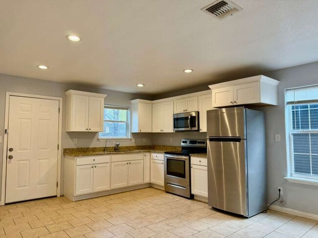 Building Photo - 3107 W Travis St