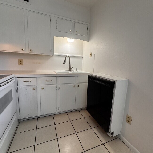Building Photo - 1700 Sun Ave