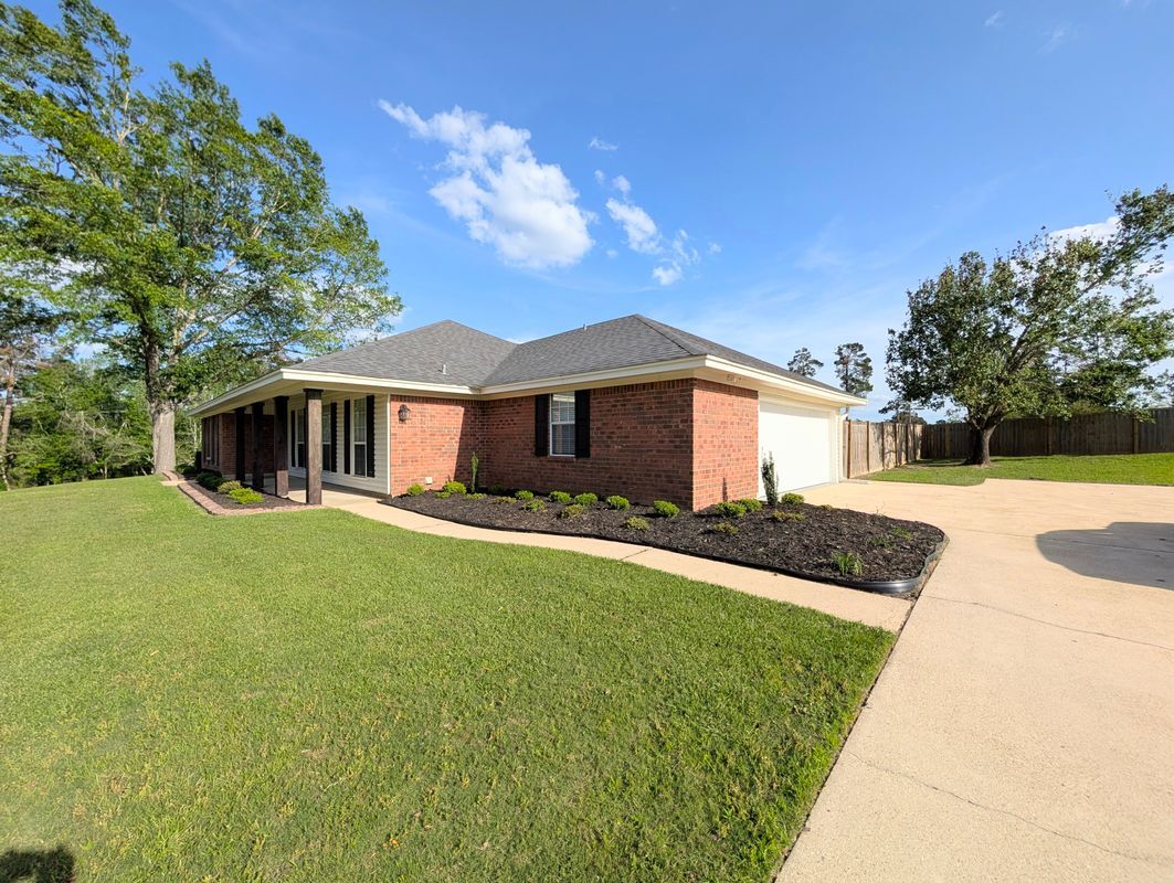 Building Photo - 531 Pine Hills Dr