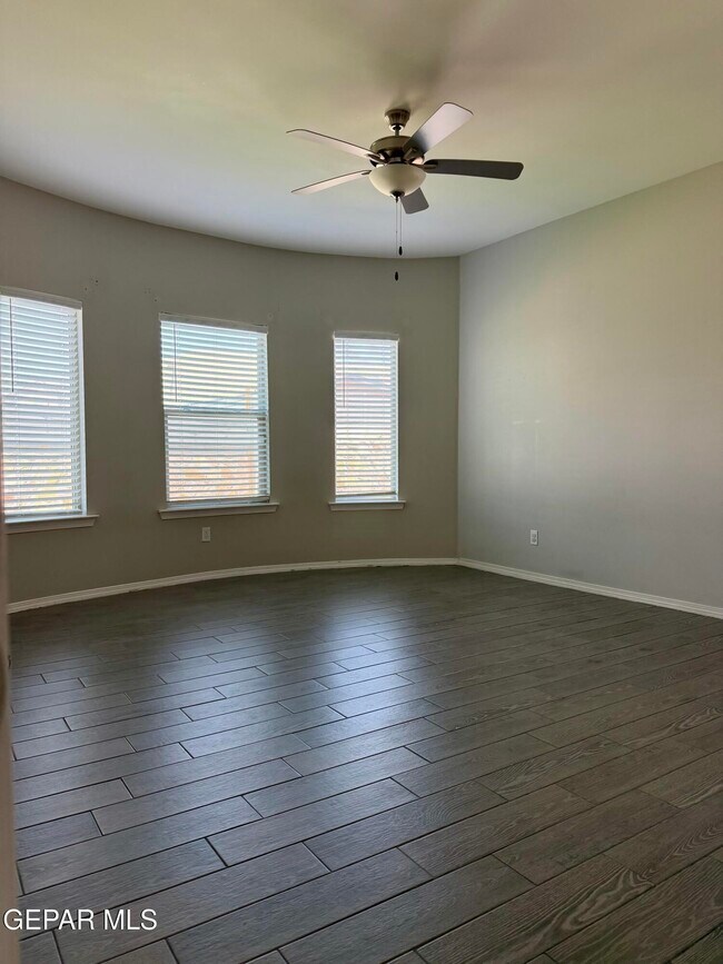 Building Photo - 909 Malven Pl