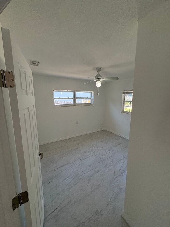 Building Photo - Tarpon Springs home close to downtown!