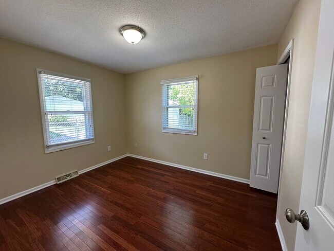 Building Photo - Adorable home on the NE side of Grand Rapids!