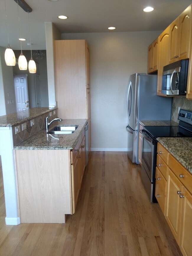 Building Photo - 2 bed/3 bath with spacious finished basement!