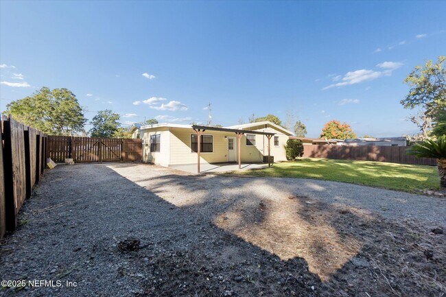 Building Photo - 863 Westgate Dr