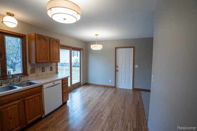 Building Photo - 1555 E South Blvd