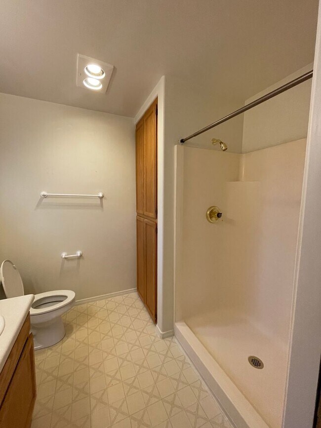 Building Photo - East Medford 3 Bedroom 2 Bathroom w/Large 2 car garage - Single Level