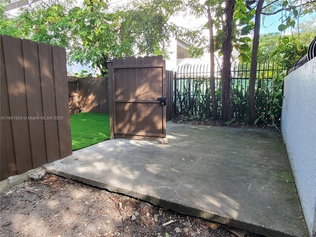 Building Photo - 1901 NW S River Dr