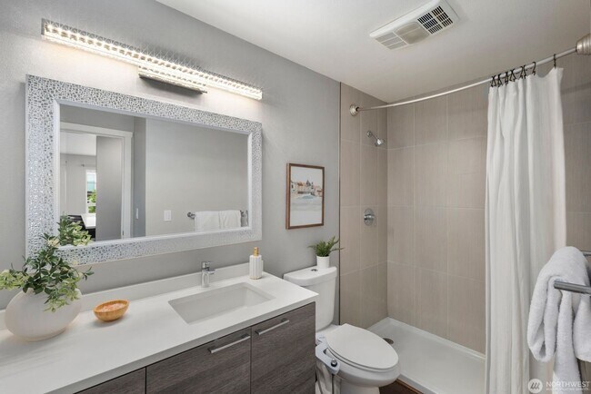 Building Photo - Bright Renovated 1 Bedroom Corner Condo in the Heart of Downtown Bellevue