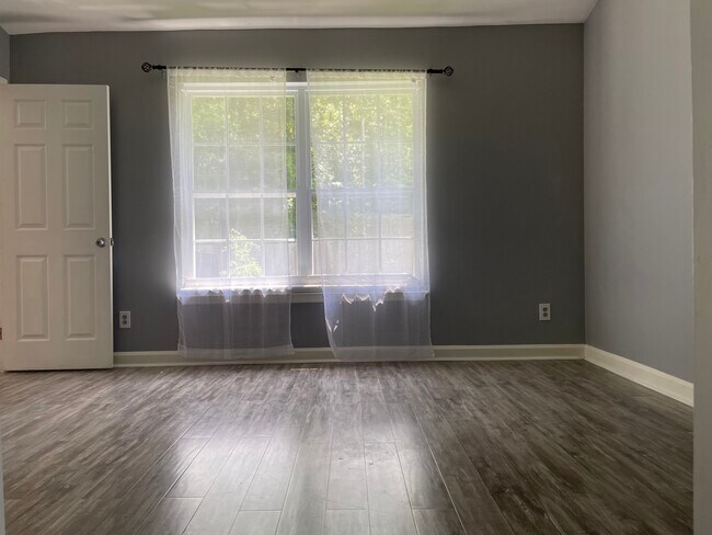 Building Photo - 107 Arbor Oaks Dr
