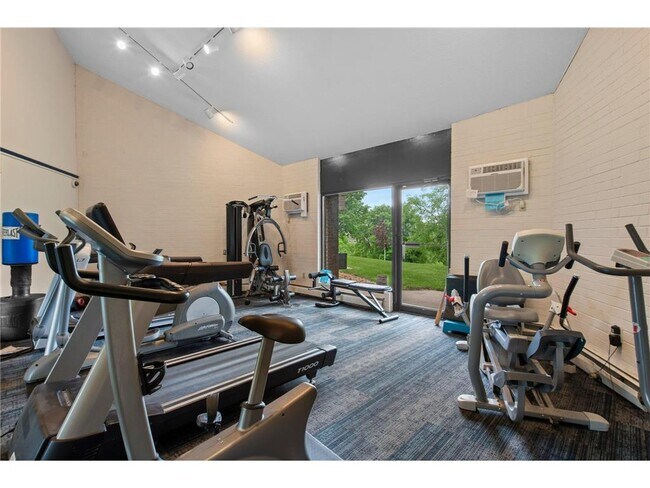 Building Photo - 3440 Golfview Dr