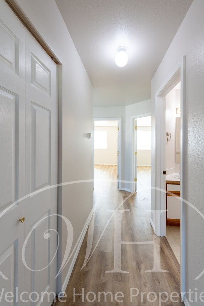 Building Photo - Enjoy the Open Floor Plan and Generous Storage in this College Place Duplex